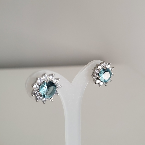Gorgeous Aquamarine halo earrings NIB - Picture 5 of 7